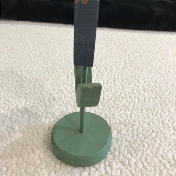 Wood Flower / Blue & Green Floral Tabletop Decor
Measures: 8” H x 3.5” W x 3.25” - Picture 8 of 9